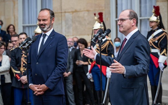 在法國巴黎總理府，卸任總理菲利普與新任總理讓‧卡斯泰（前右）交接。（圖源：新華社）