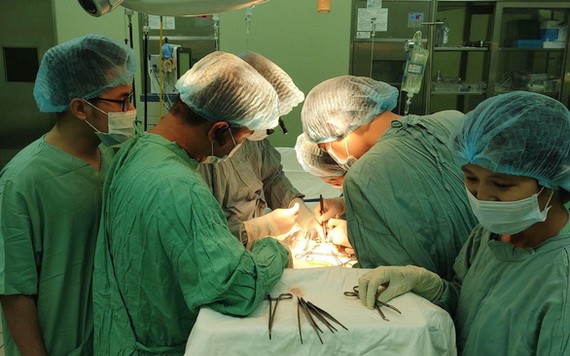 醫護團隊進行自體腎臟移植手術。