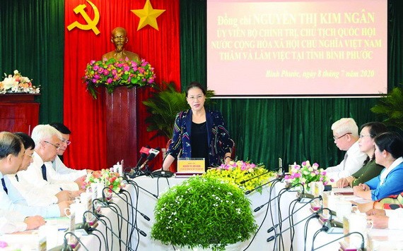 國會主席阮氏金銀（中）在會上發表講話。（圖源：越通社）