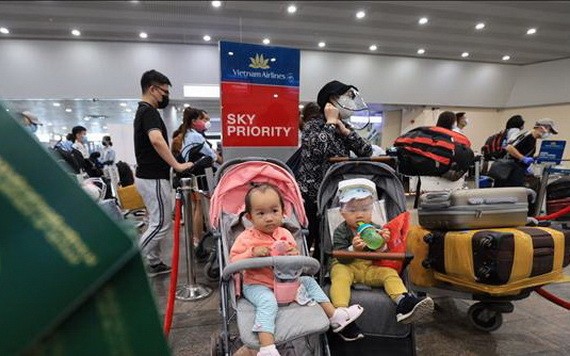 乘搭VN5062航班從俄羅斯返回的越南公民中有17名小孩。（圖源：越通社）