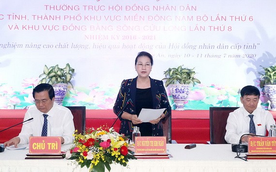 國會主席阮氏金銀（中）主持會議並發表講話。（圖源：越通社）