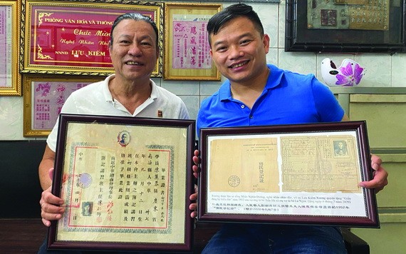 麒麟(右)代表接受劉劍昌師傅捐贈華人文物。