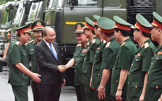 政府總理阮春福探望並與軍隊後勤幹部握手致意。（圖源：仲海）