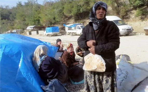 聯合國安理會11日通過提案，重啟對敘利亞的跨境人道援助。圖為紮居於「和平門」附近、苦苦等待進入土耳其尋求庇護的敘國難民。（圖源：AP）