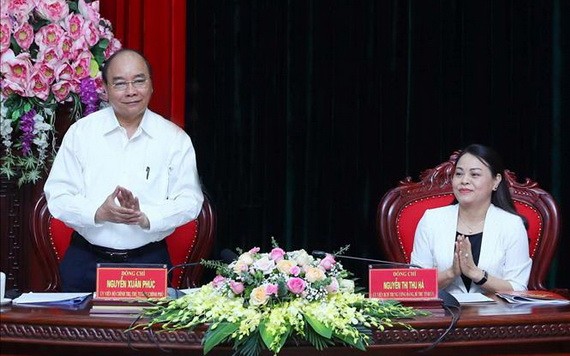 政府總理阮春福（左）出席會議並發表指導意見。（圖源：統一）