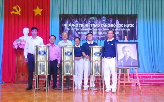 台灣佛教慈濟慈善基金會越南聯絡處向當地貧困同胞贈送3000部不銹鋼濾水器。