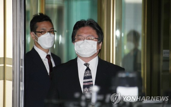 7月14日，日本駐韓大使館總括公使相馬弘尚抵達韓國外交部大樓。（圖源：韓聯社）