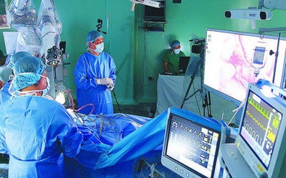115人民醫院醫生應用機器人為病人施腦腫瘤手術。