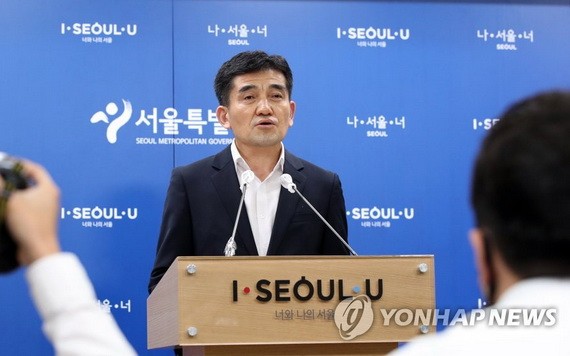 7月15日，在首爾市政府大樓，首爾市發言人黃仁植（音）召開記者會並發言。（圖源：韓聯社）