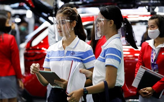  第41屆曼谷國際車展15日開幕，工作人員執行嚴格的防疫措施。 （圖源：路透社）