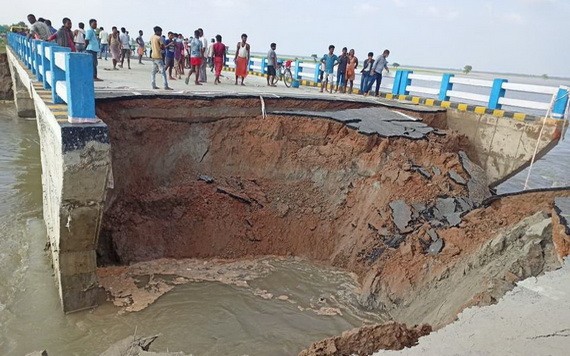 當地時間15日在印度的比哈爾邦，一座剛剛使用了僅一個月的大橋被洪水沖毀。（圖源：互聯網）