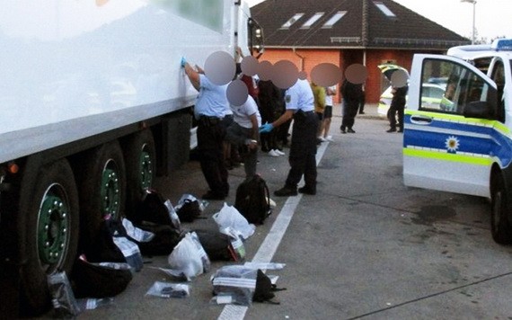 德國聯邦警察查獲一輛載有 31 名偷渡者冷藏車。（圖源：互聯網）