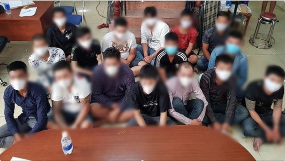 涉嫌“橙衣幫”事件被捕的16名歹徒。（圖源：警方提供）