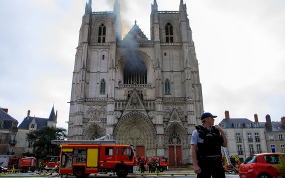 當地時間7月18日，據法新社報導，法國南特市一座哥特式大教堂發生火災。（圖源：互聯網）