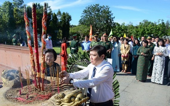 市人委會主席阮成鋒（前右）、原國家副主席張美華（前左）同代表團在杭陽陵園獻花、上香緬懷各英雄烈士。（圖源：孟和）