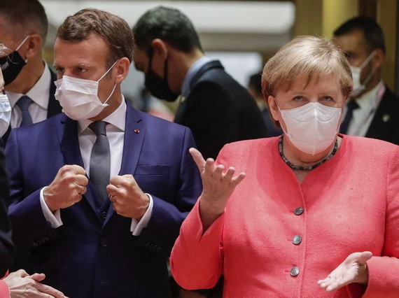 當地時間7月17日，在比利時布魯塞爾，法國總統馬克龍、德國總理默克爾出席歐盟面對面峰會。（圖源：DPA）