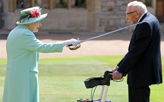 英國百歲老兵為抗疫募款3300萬英鎊，在溫莎城堡接受女王親自授予爵士頭銜。（圖源：視頻截圖）