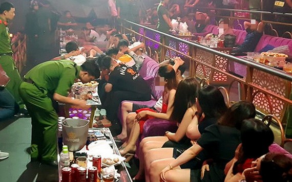 職能力量對Romance卡拉OK酒吧進行突擊檢查時現場。（圖源：B.A）