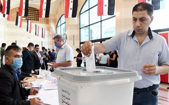 7月19日，選民在敘利亞大馬士革一處投票點投票。（圖源：新華社）