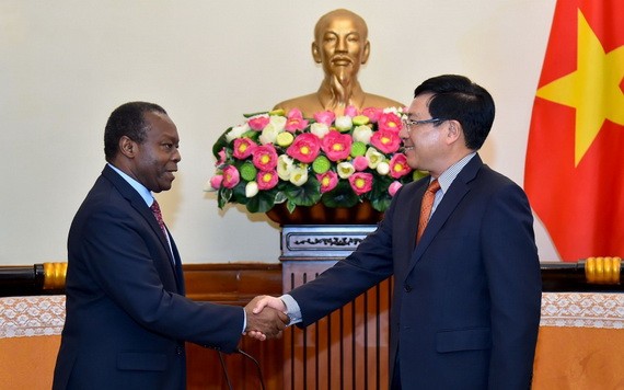 政府副總理、外交部長范平明（右）接見安哥拉駐越大使費爾南德斯。（圖源：俊英）