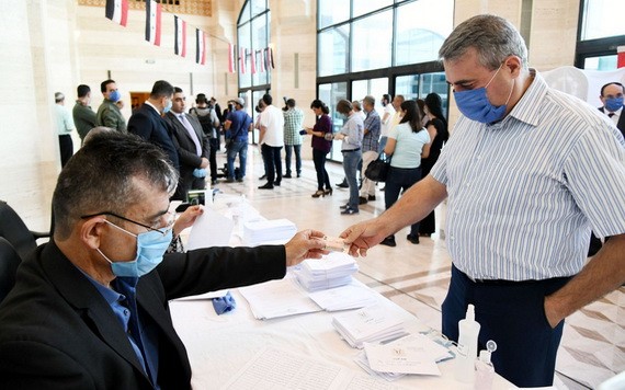 7月19日，選民在敘利亞大馬士革一處投票點參與投票。（圖源：新華社）