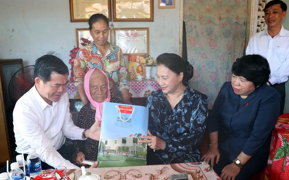 國會主席阮氏金銀（右二）探望並向越南英雄母親武氏偉（左二）贈送禮物。（圖源：Chinhphu.vn）