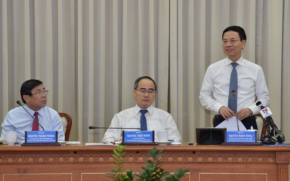 新聞與傳播部長阮孟雄（右）在會議上發言。（圖源：越勇）