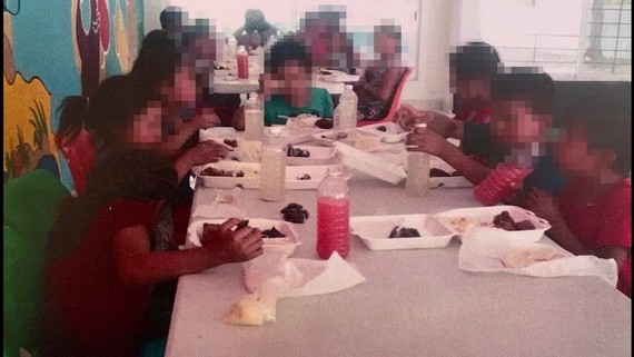 當地政府發佈了這些被拐兒童獲救後用餐的照片。（圖源：視頻截圖）