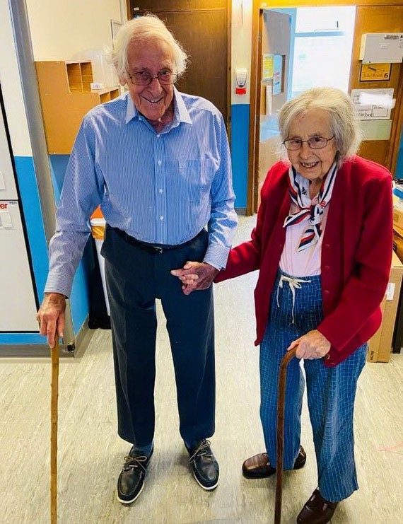 88歲的吉莉安‧英格蘭與91歲高齡的丈夫邁克爾終於攜手走出萊斯特皇家醫院。（圖源：互聯網）