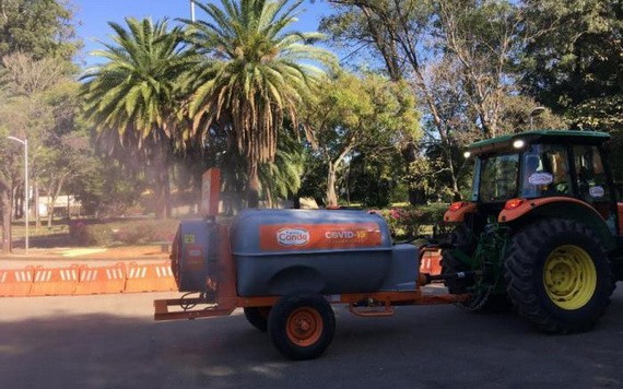 在巴西聖保羅，一輛消毒車在當地一公園噴灑藥水進行消毒作業。（圖源：互聯網）