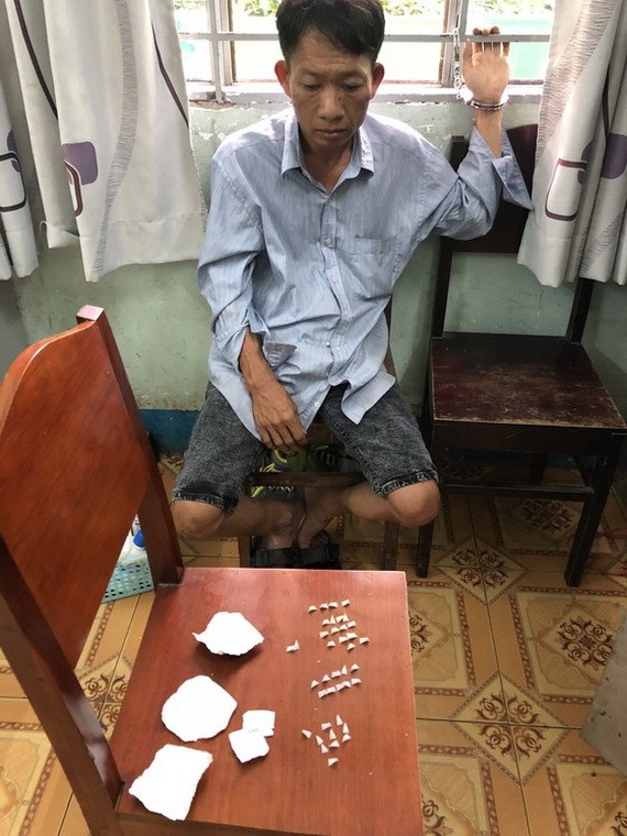 涉嫌非法買賣毒品犯罪嫌疑人阮文平被當場抓獲與毒品物證。（圖源：志石）
