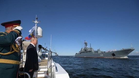 普京在俄羅斯海軍日的閱兵式上說：“俄羅斯海軍艦隊擁有配備了高精武器的軍艦、戰略潛水巡洋艦和多用途潛艇、最新式飛機等飛行器、獨特的武器和特殊裝備。”（圖源：互聯網）