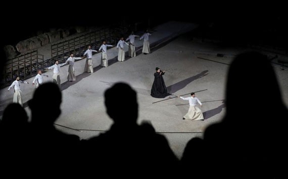 當地時間25日晚，希臘古希臘悲劇家埃斯庫羅斯的戲劇《波斯人》在已有兩千多年歷史的埃匹達魯斯古劇場上演，並且通過社交媒體向全世界進行網絡直播。（圖源：互聯網）