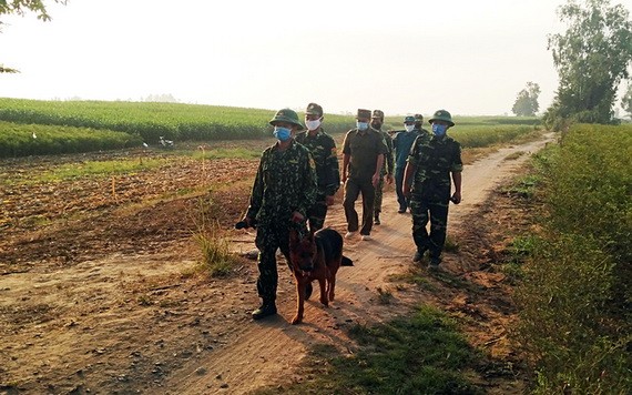 安江省邊防部隊在邊境便道上進行巡邏。（圖源：安富）