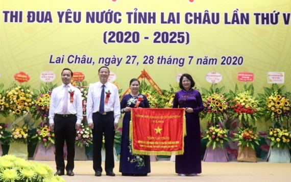 國家副主席鄧氏玉盛（右一）向萊州省頒贈政府總理的競賽錦旗。（圖源：越通社）