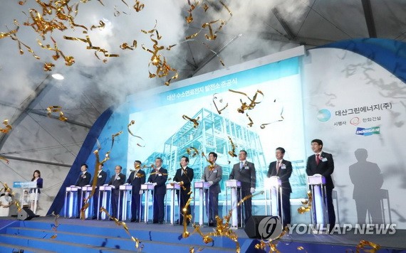 7月28日，韓國總理丁世均（右五）等人士出席在忠清南道瑞山市大山產業園舉行的全球首家副產氫燃料電池發電站竣工儀式。 （圖源：韓聯社）