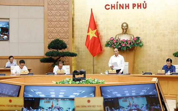 政府總理阮春福（右二）主持會議。（圖源：光孝）