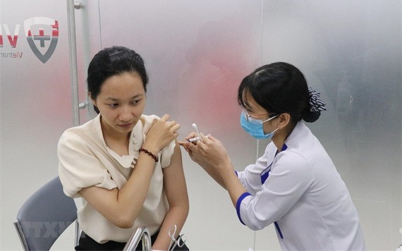 醫護人員在給當地一名居民注射 Td 疫苗。（圖源：越通社）