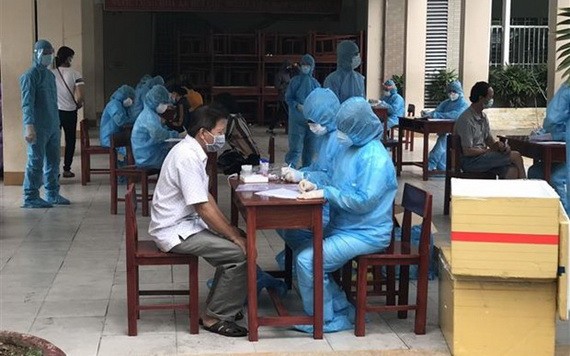 峴港市對封鎖地區的所有人進行新冠肺炎病毒檢測。（圖源：越通社）