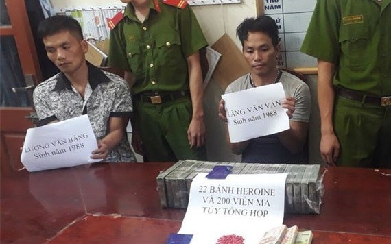 2019年9月3日，非法販運毒品被警方抓獲的梁文朋（左一）與凌文雲（右二）。（圖源：VOV）