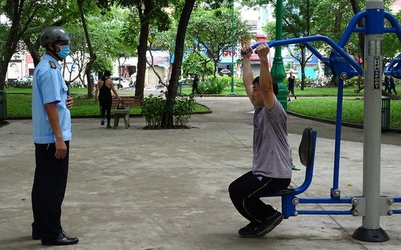 防疫工作人員提醒一名在黎文八公園鍛煉身體的市民應佩戴口罩。（圖源：何安）