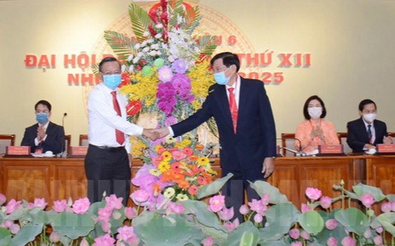 市委民運處主任阮友協（左）向大會贈送鮮花祝賀。