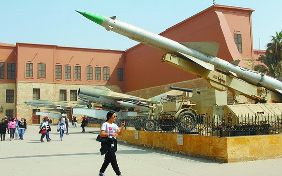 國家軍事博物館門前廣場上展示參戰過的各種武器。