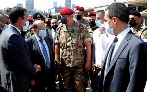 黎巴嫩總統奧恩（前排左二）到發生爆炸的港口區視察。（圖源：路透社）