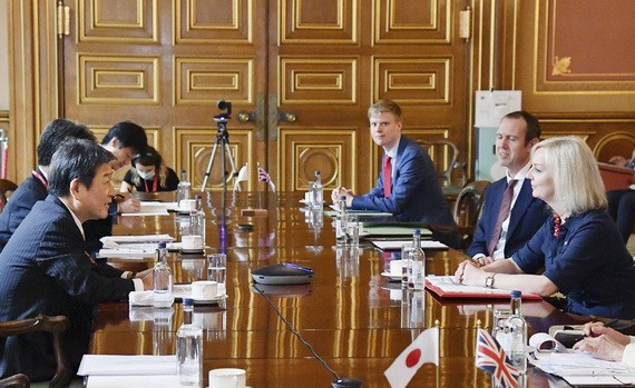 日本外相茂木敏充與英國國際貿易大臣特拉斯7日在倫敦舉行了貿易磋商。（圖源：共同社）