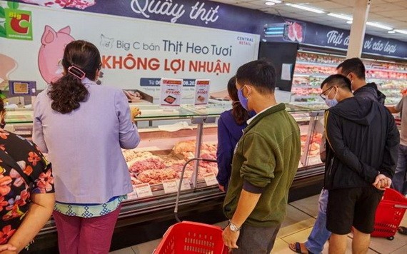 消費者在Big C超市無盈利豬肉攤選購鮮豬肉。（圖源：新宇）