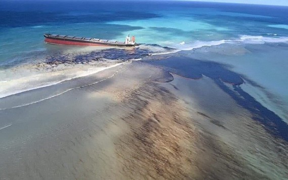 一艘運輸鐵礦石的散貨船7月25日在毛里求斯觸礁，8月6日，毛里求斯海面出現大面積燃油泄漏。（圖源：互聯網）