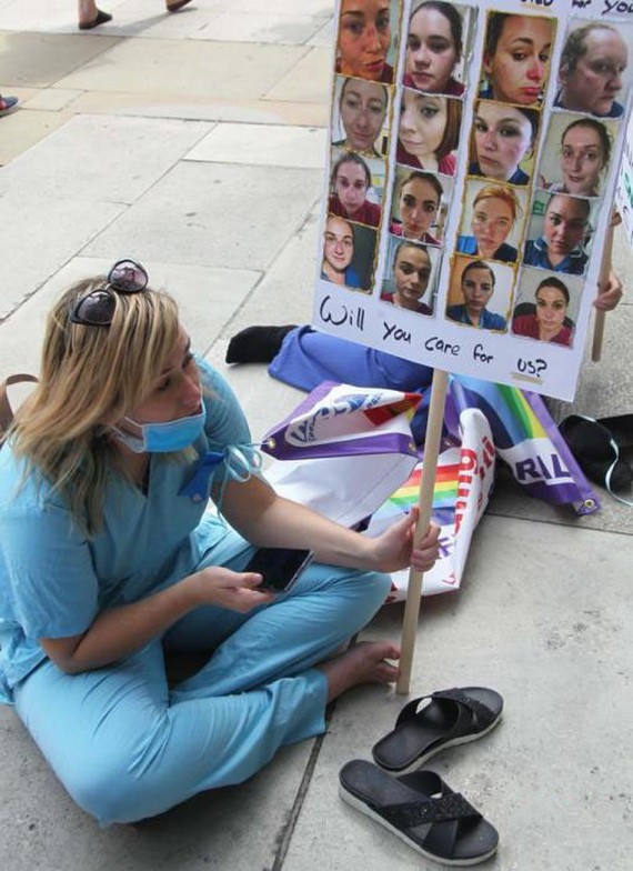 一遊行者舉著護士頭像集標語牌。（圖源：互聯網）