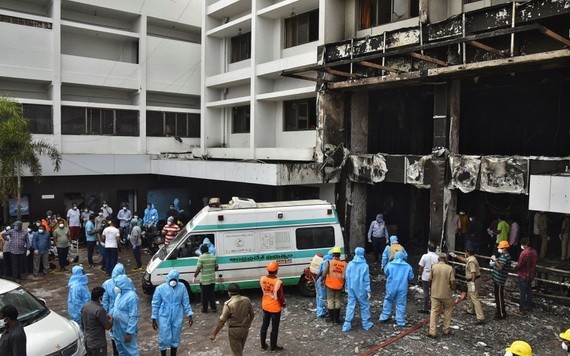 救援人員在印度發生火警的酒店搜救。（圖源：路透社）