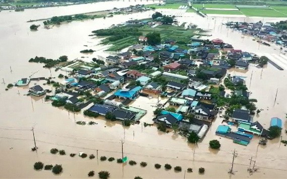 8月8日，地處韓國全羅北道南原市的蟾津江部分堤壩垮塌，導致周邊村莊的道路、農田被淹。（圖源：韓聯社）